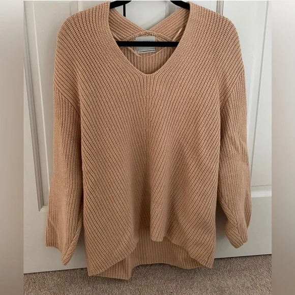 BNWOT URBAN OUTFITTERS VICTORIA OVER-SIZED SLOUCHY V-NECK BEIGE SWEATER SIZE XS - Picture 4 of 9